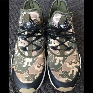 Men’s Nike Camo sneakers size 11